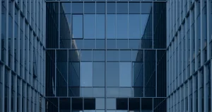 Ambiente de tecnologia em azul ilustrando como um ambiente computacional confiável ajuda no crescimento