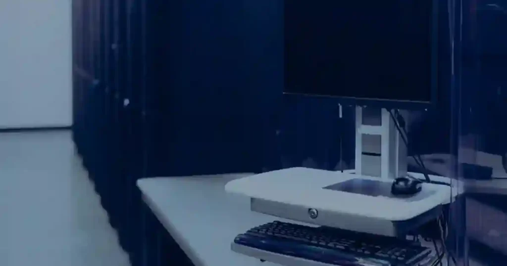 Servidores em azul ilustrando o armazenamento seguro de dados na nuvem para a empresa