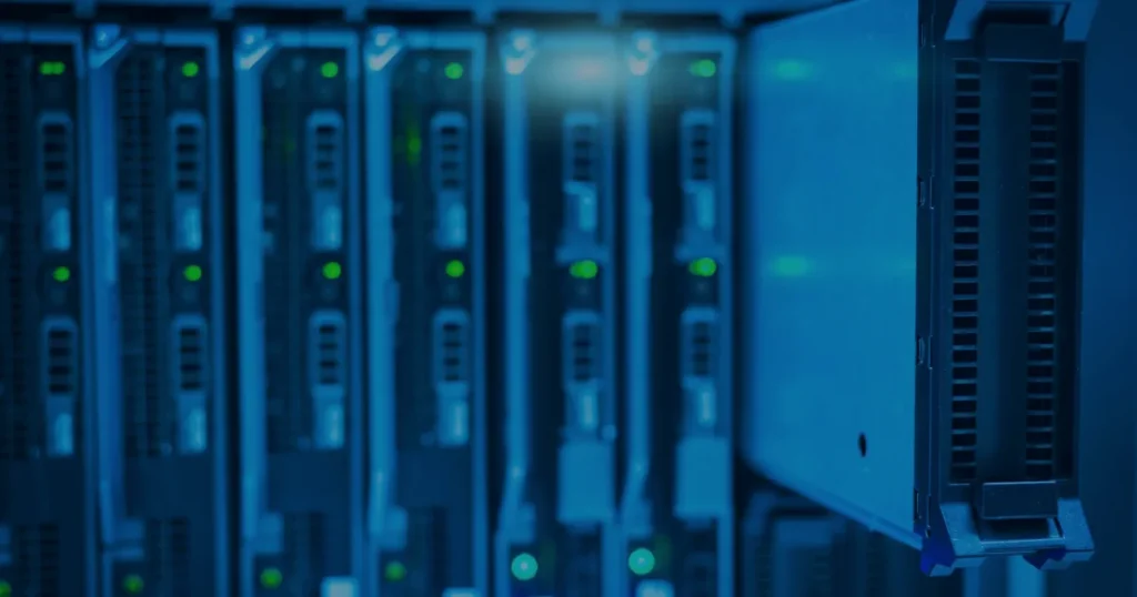 Rack de servidores azul ilustrando como a arquitetura híbrida melhora a infraestrutura de TI
