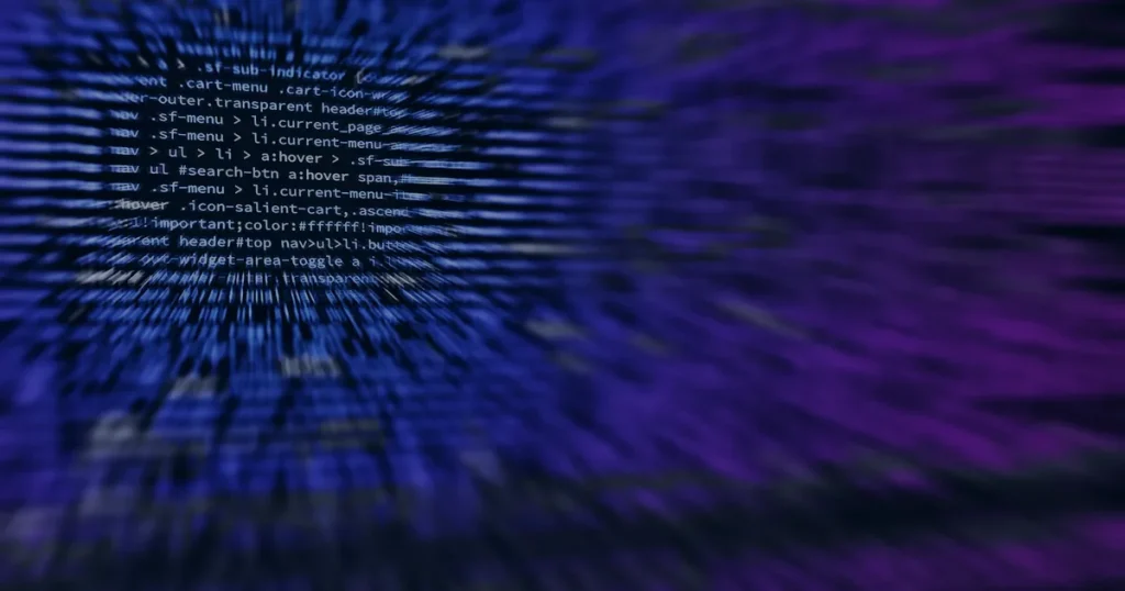 Código digital em azul ilustrando como implementar a arquitetura serverless na empresa