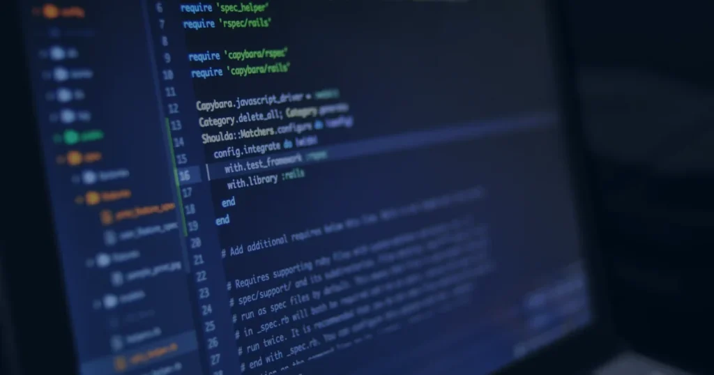 Tela de código em azul ilustrando atualizações importantes do Windows e macOS