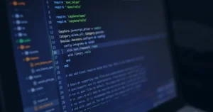 Tela de código em azul ilustrando atualizações importantes do Windows e macOS