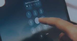 Senha digitada em smartphone ilustrando a importância da autenticação em dois fatores