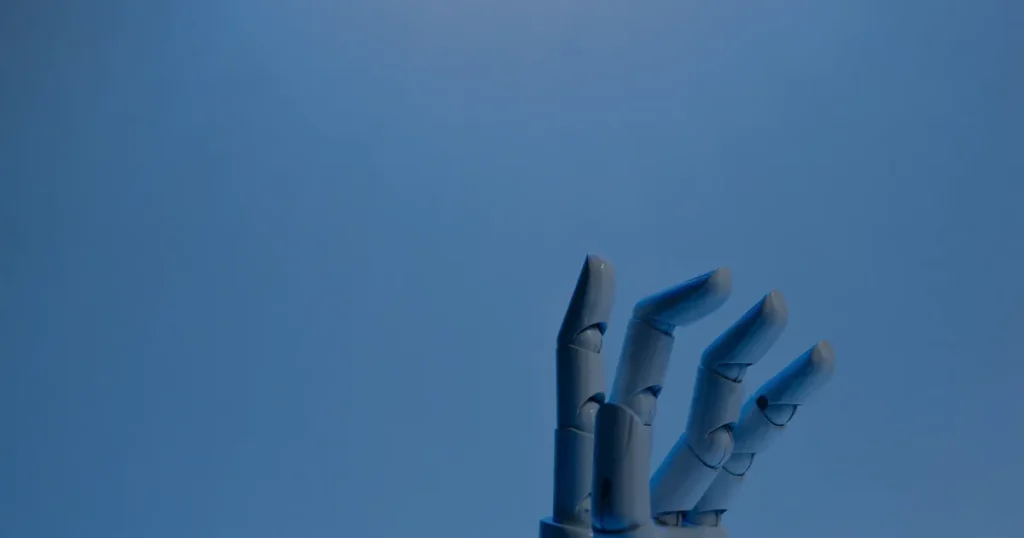 Mão robótica azul ilustrando a automação de segurança que protege a empresa em tempo real