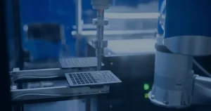 Braço robótico industrial ilustrando a automação de processos e a redução de custos