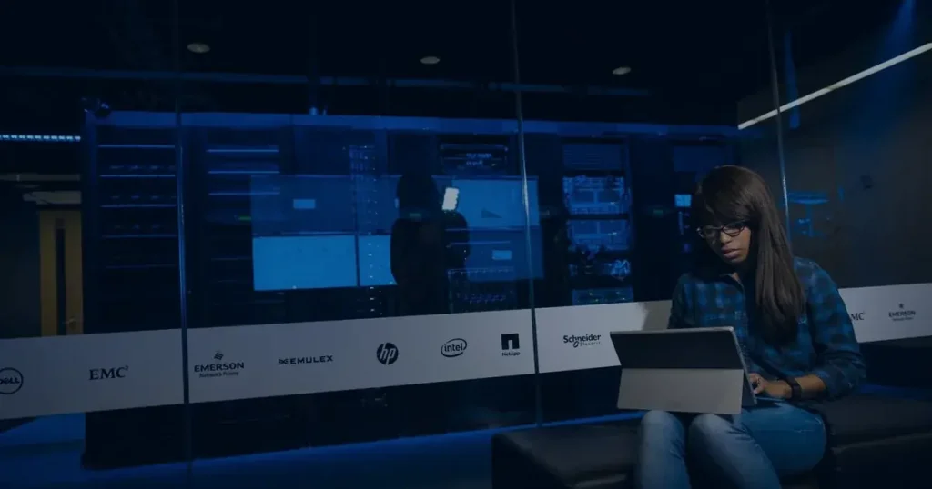 Profissional em data center ilustrando a importância da avaliação de TI para pequenas empresas