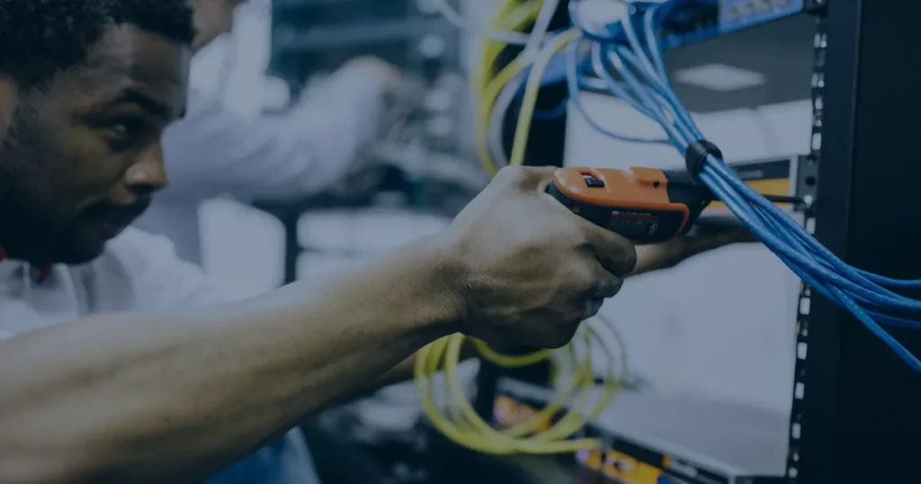 Técnico em rack de servidores ilustrando a avaliação de TI para a empresa