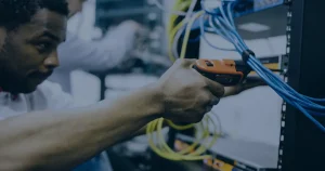 Técnico em rack de servidores ilustrando a avaliação de TI para a empresa