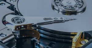 HD aberto em tons de azul ilustrando por que sua empresa precisa fazer backup