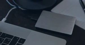 Disco externo em tons de azul ilustrando a importância do backup regular de dados na empresa