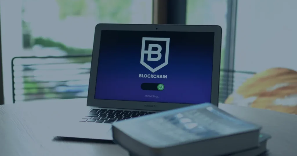 Notebook com tela de blockchain ilustrando como a tecnologia blockchain aumenta a transparência