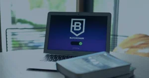 Notebook com tela de blockchain ilustrando como a tecnologia blockchain aumenta a transparência