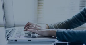 Tela de e-mail em tons de azul ilustrando boas práticas para uso do e-mail corporativo