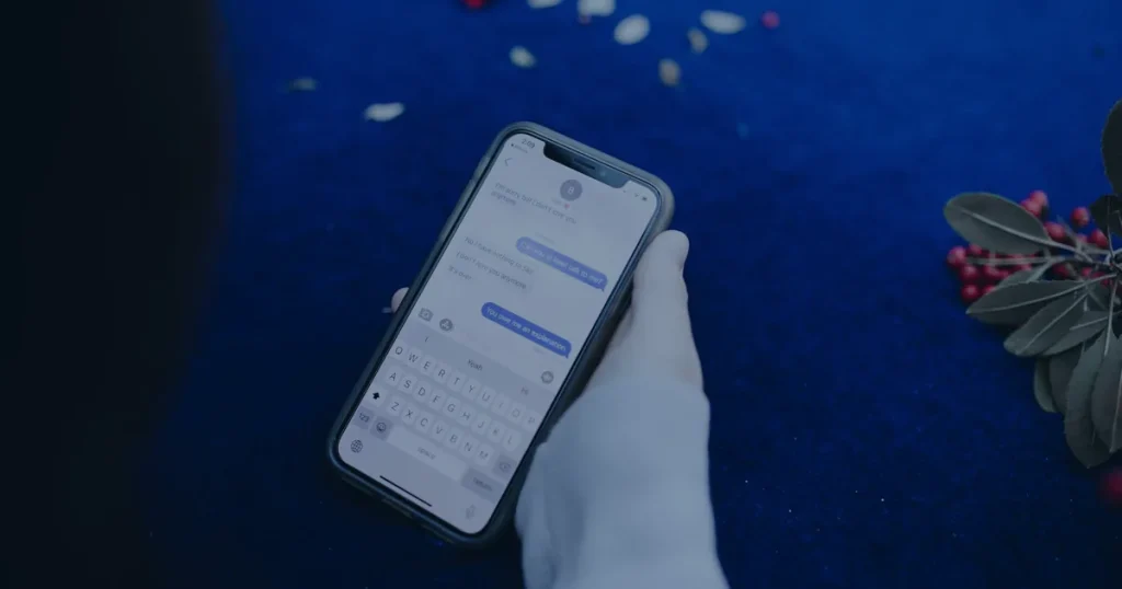 Smartphone com aplicativo de mensagens ilustrando os chatbots no atendimento ao cliente