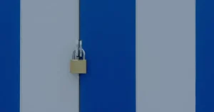 Cadeado em tons de azul ilustrando a chave para a segurança de dados