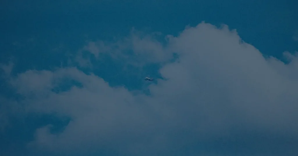 Nuvens em céu azul ilustrando como a computação em nuvem moderniza a empresa