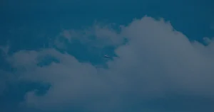Nuvens em céu azul ilustrando como a computação em nuvem moderniza a empresa
