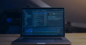 Notebook com código em tons de azul ilustrando como manter o computador seguro no dia a dia