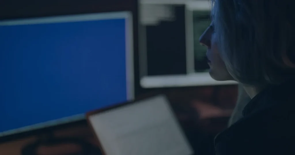 Pessoa diante de várias telas ilustrando o que fazer quando o computador trava na empresa