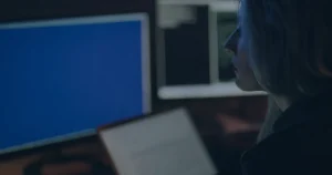 Pessoa diante de várias telas ilustrando o que fazer quando o computador trava na empresa