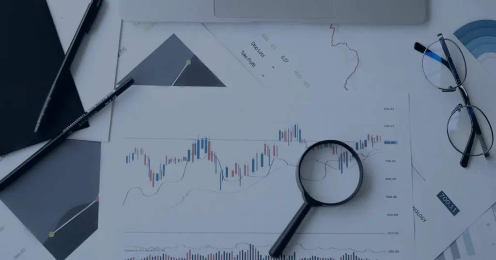 Documentos e lupa em mesa ilustrando a conformidade com a LGPD na sua empresa