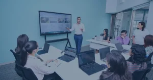 Equipe em treinamento ilustrando um programa de conscientização em segurança digital