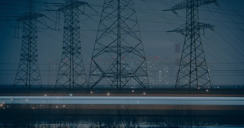 Torres de energia ao anoitecer ilustrando a continuidade do negócio em um blackout digital