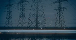 Torres de energia ao anoitecer ilustrando a continuidade do negócio em um blackout digital