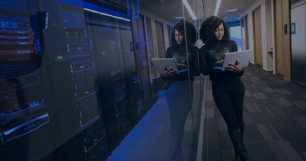 Profissional em data center ilustrando a continuidade operacional que mantém a empresa no ar