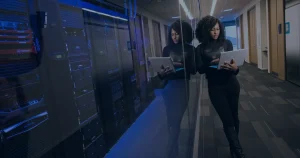 Profissional em data center ilustrando a continuidade operacional que mantém a empresa no ar