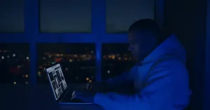 Profissional ao computador ilustrando os custos ocultos de não usar suporte técnico remoto