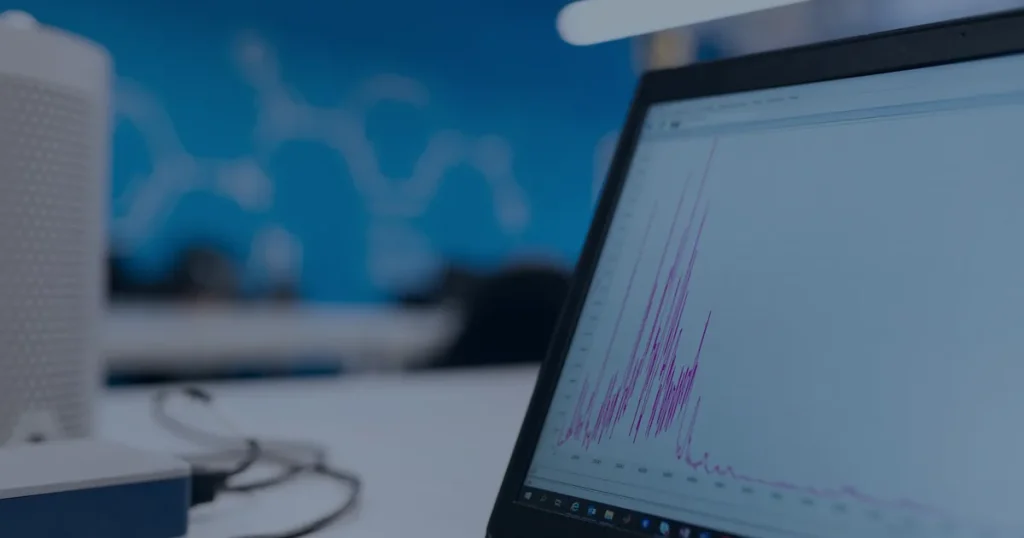 Monitor com gráfico de dados ilustrando o data analytics que extrai inteligência dos dados