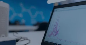 Monitor com gráfico de dados ilustrando o data analytics que extrai inteligência dos dados