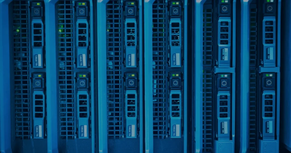 Racks de servidores iluminados ilustrando um data lake para grandes volumes de dados