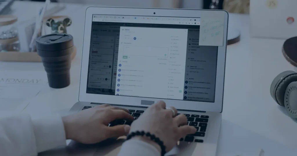 Tela de e-mail em azul ilustrando os benefícios e a segurança do e-mail corporativo da empresa