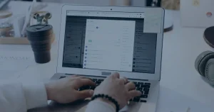 Tela de e-mail em azul ilustrando os benefícios e a segurança do e-mail corporativo da empresa