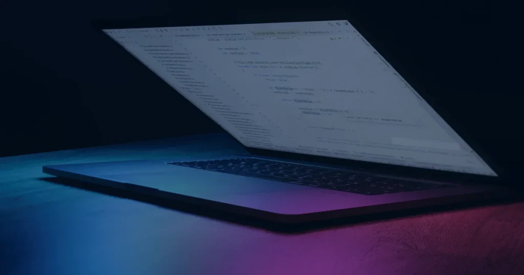 Notebook com código em luz azul ilustrando os principais erros de TI nas empresas