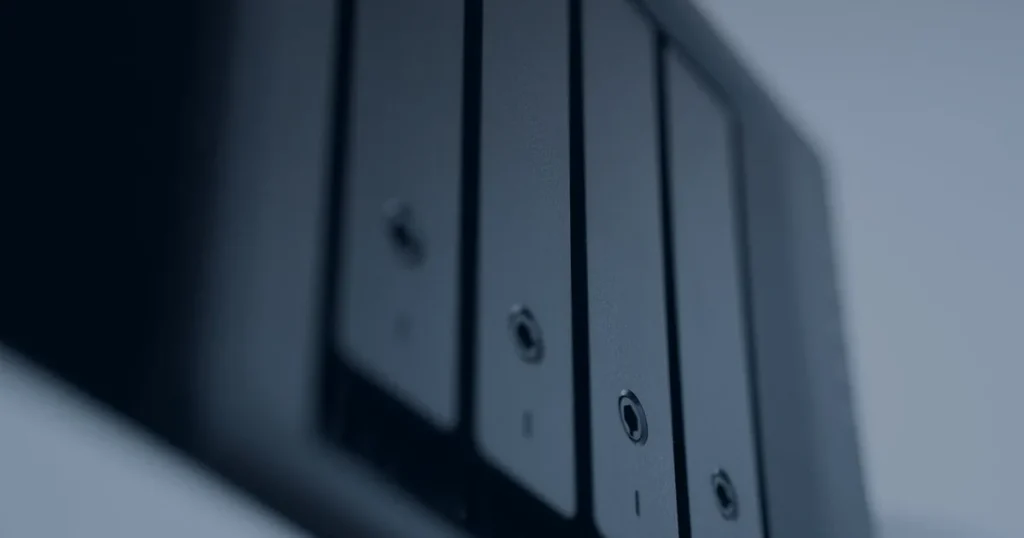 Unidades de armazenamento em azul ilustrando a estratégia de backup para proteger os dados