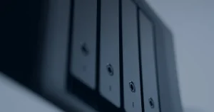 Unidades de armazenamento em azul ilustrando a estratégia de backup para proteger os dados