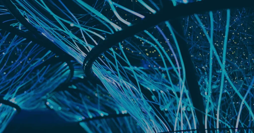 Fibras óticas azuis ilustrando os passos para preparar a empresa para o futuro digital