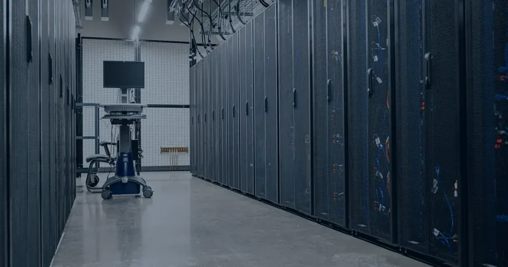 Rack de servidores em tons de azul ilustrando a gestão dos ativos de TI da empresa