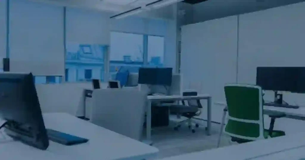 Estações de trabalho em azul ilustrando a gestão de computadores em pequenas e médias empresas