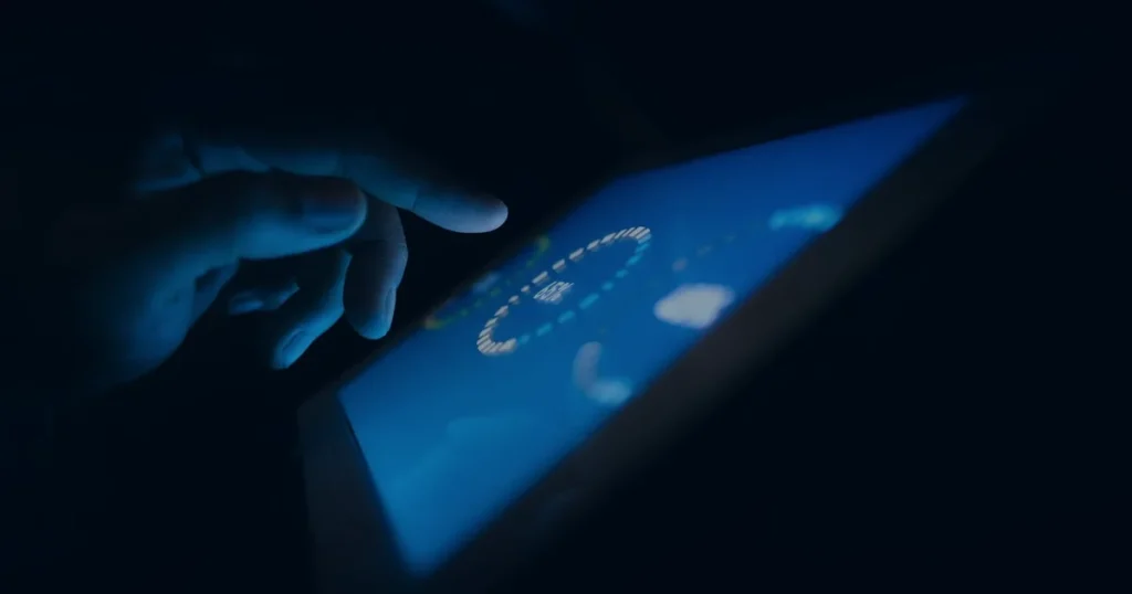 Mão em interface luminosa ilustrando a gestão de identidades e acessos da empresa