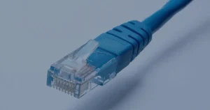 Cabo de rede em tons de azul ilustrando a gestão proativa de ativos de TI da empresa