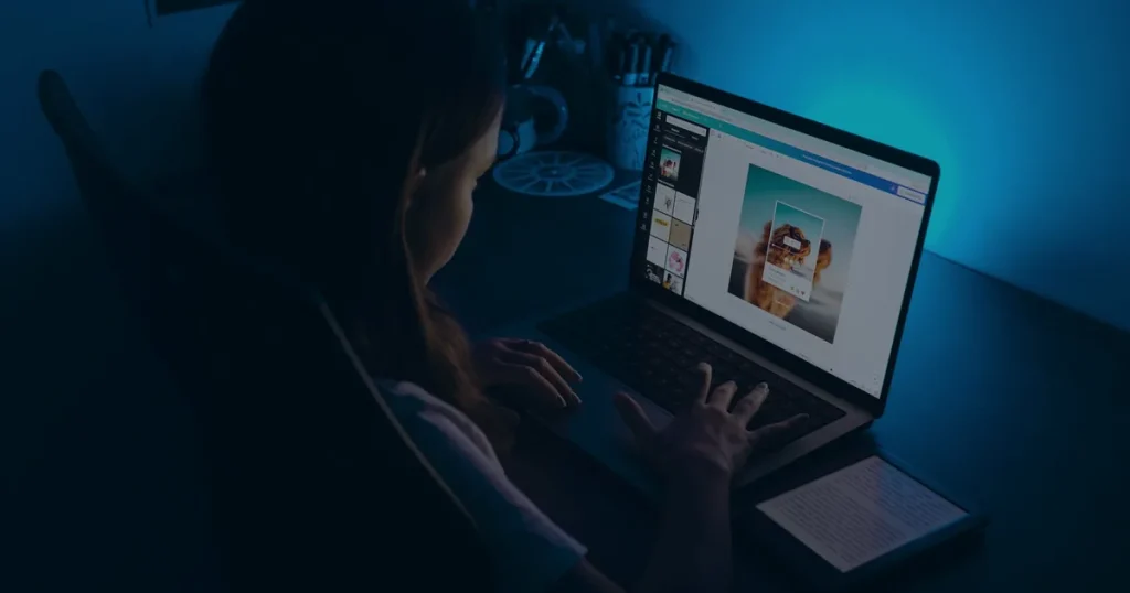 Pessoa em notebook à noite ilustrando o home office seguro com suporte remoto