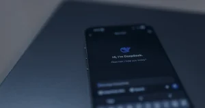 Interface de chatbot em azul ilustrando a IA aplicada ao atendimento ao cliente da empresa