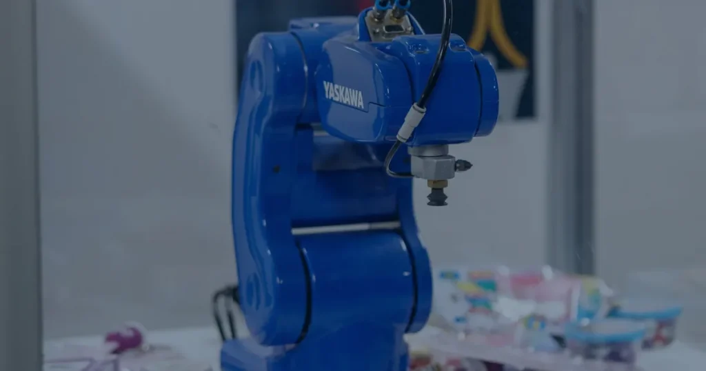 Braço robótico industrial azul ilustrando a IA na manutenção preditiva das empresas
