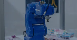 Braço robótico industrial azul ilustrando a IA na manutenção preditiva das empresas