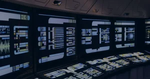 Sala de monitoramento com telas ilustrando o monitoramento de ameaças digitais com IA