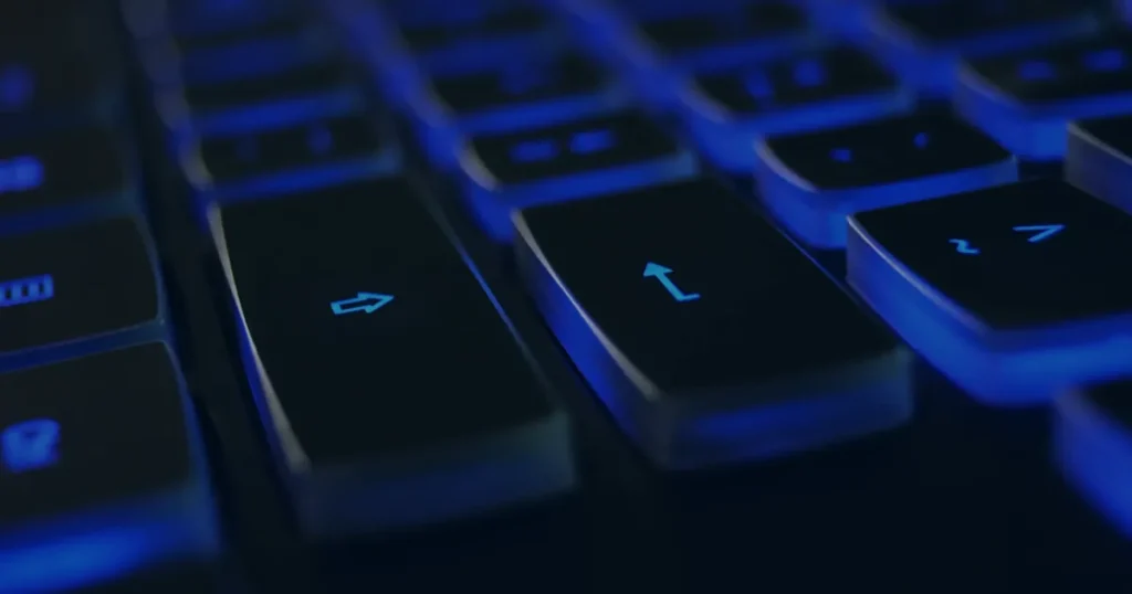 Teclado retroiluminado em tons de azul ilustrando LGPD para pequenas empresas